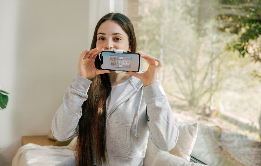 persona che scatta una foto dei denti con smartphone