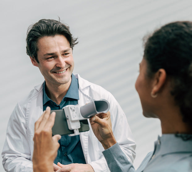 persona che controlla il sorriso con smartphone
